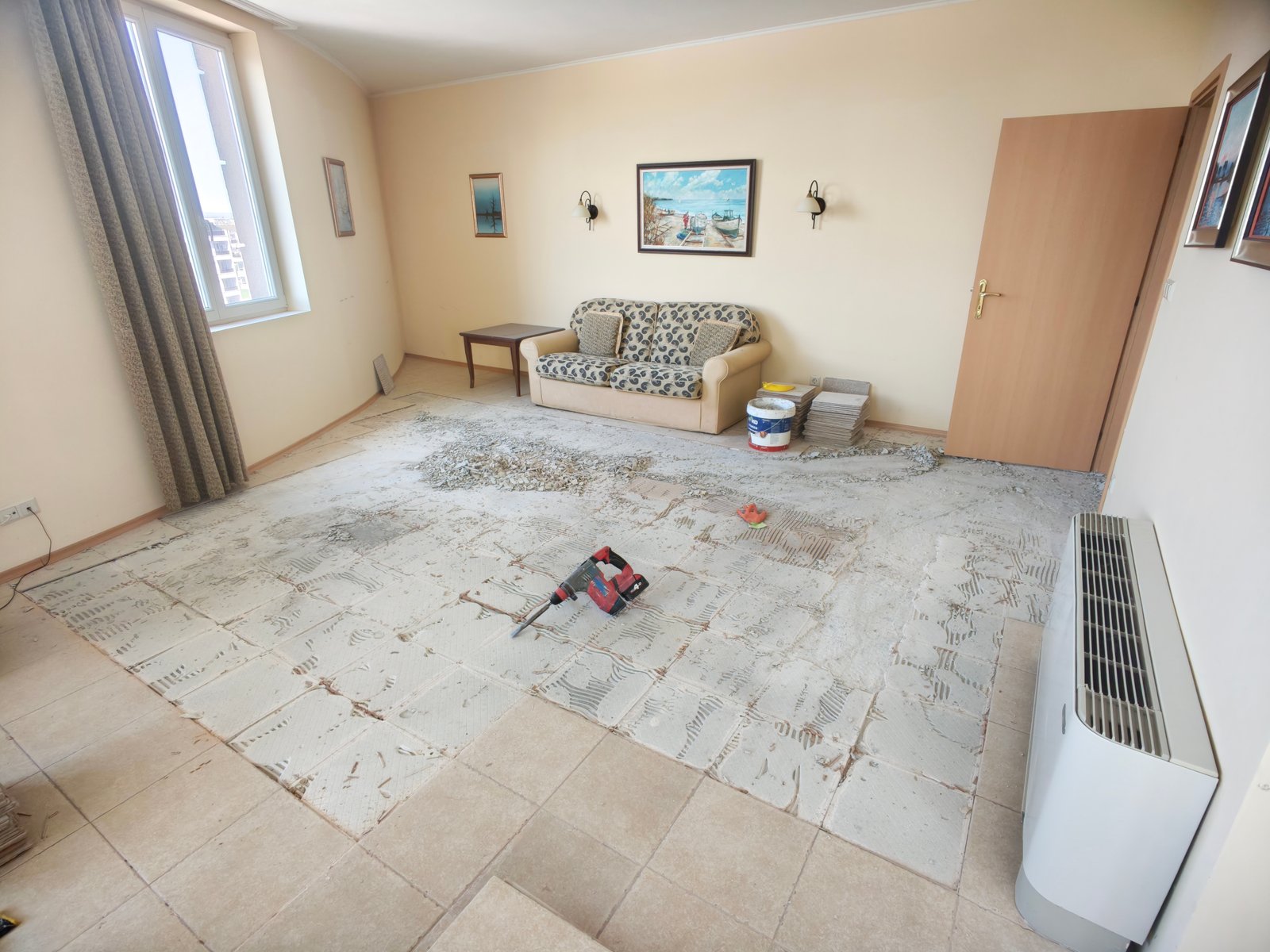 Lounge before renovation
