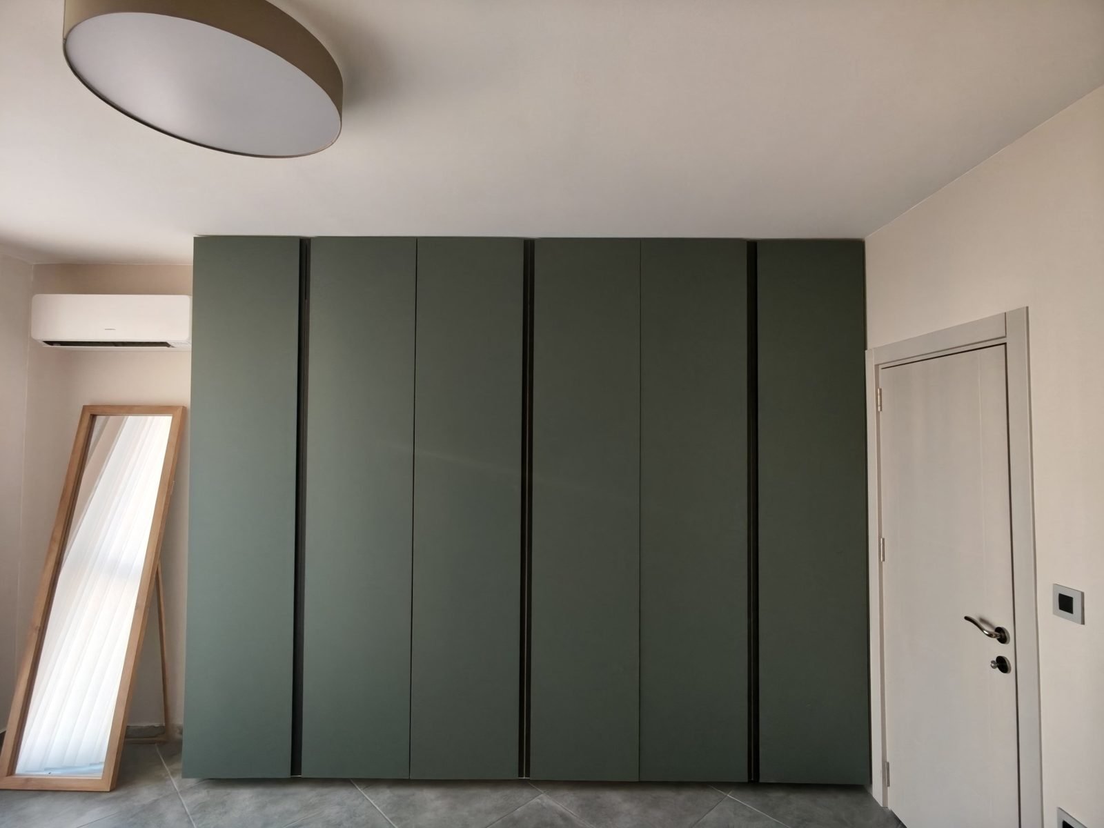 Floor-to-ceiling fitted wardrobe in Burgas – handleless green doors by Dovetail